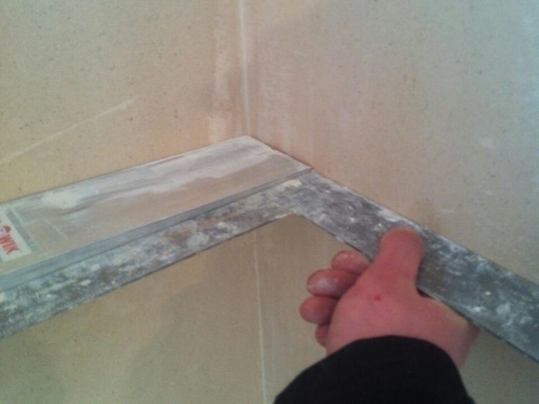 Машинна штукатурка суміжних стін під кутом 90°