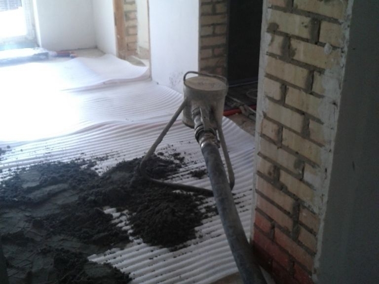 Машинна стяжка підлоги на розділовому звукоізоляційному шарі