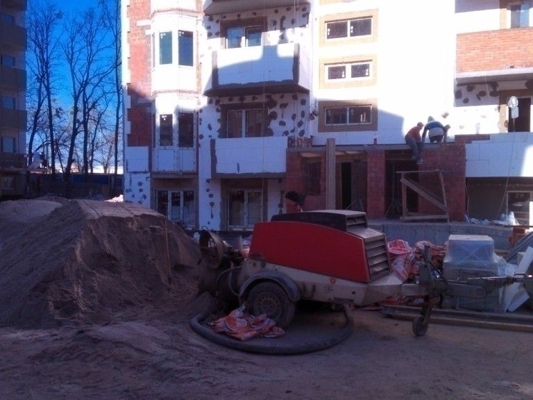 Машинна стяжка підлоги в багатоповерховому будинку