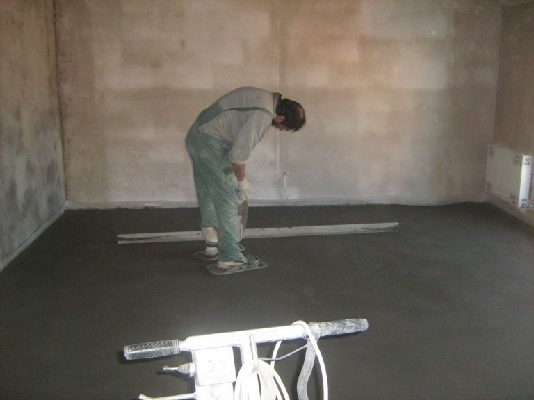 Перевірка перепадів машинної стяжки підлоги