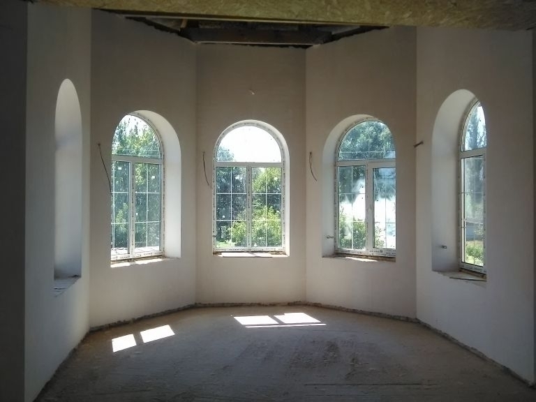 Машинна штукатурка арочних вікон