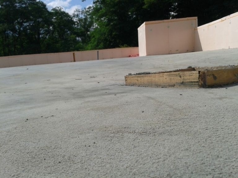 Розуклонка покрівлі за допомогою напівсухої стяжки