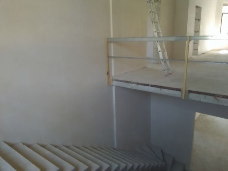 Машинна штукатурка стін різної висоти и ширини